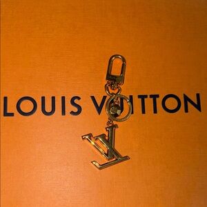 💯 authentic Louis Vuitton Gold LV Logo Keychain come with box and dust bag